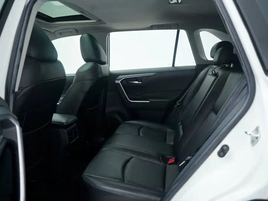 Toyota RAV4 — фото 7