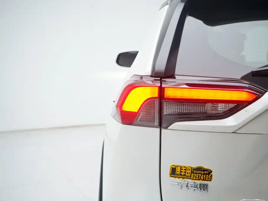 Toyota RAV4 — фото 14