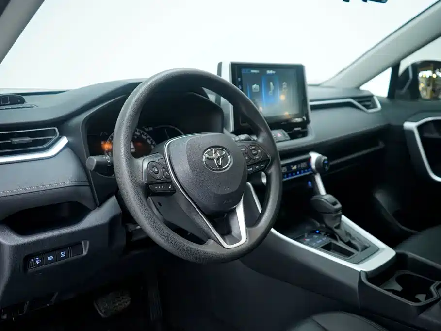 Toyota RAV4 — фото 15