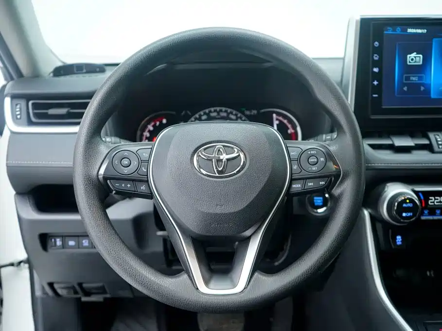 Toyota RAV4 — фото 17