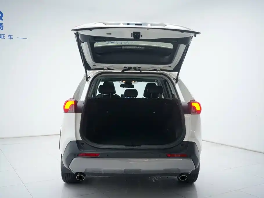 Toyota RAV4 — фото 9
