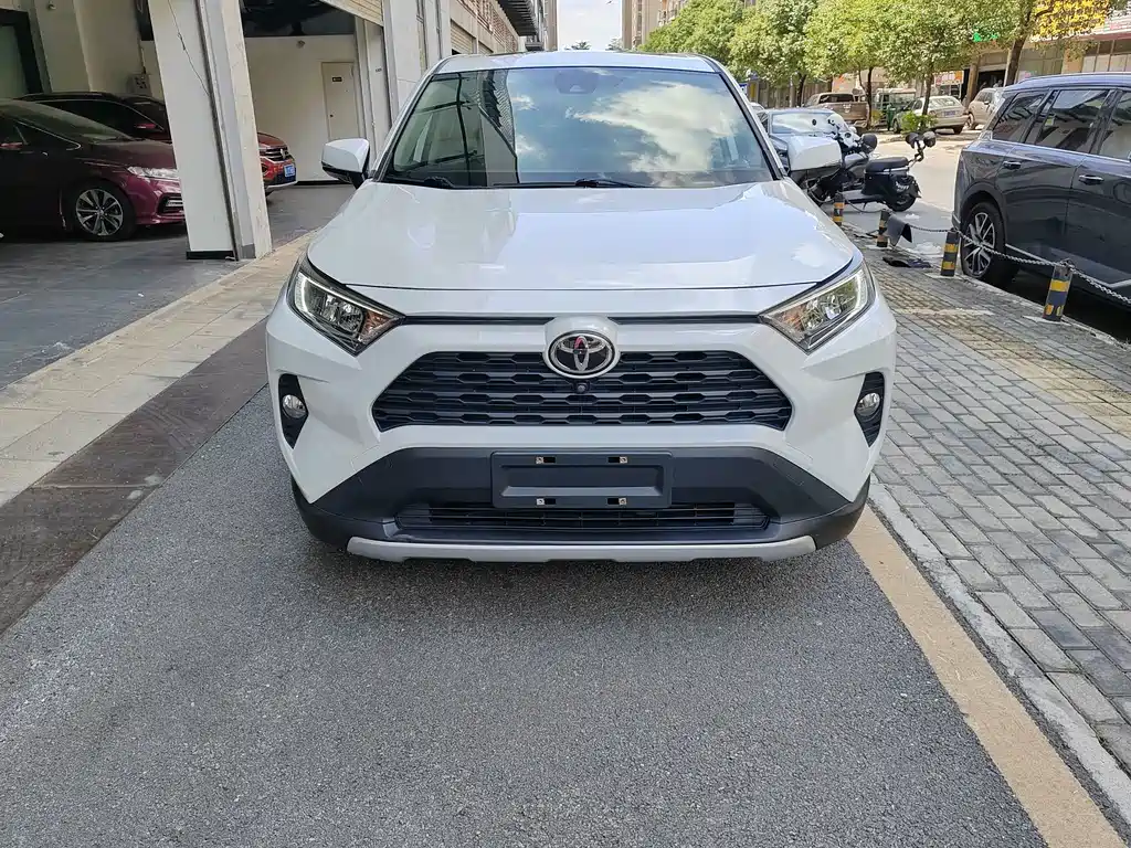 Toyota RAV4 — фото 2
