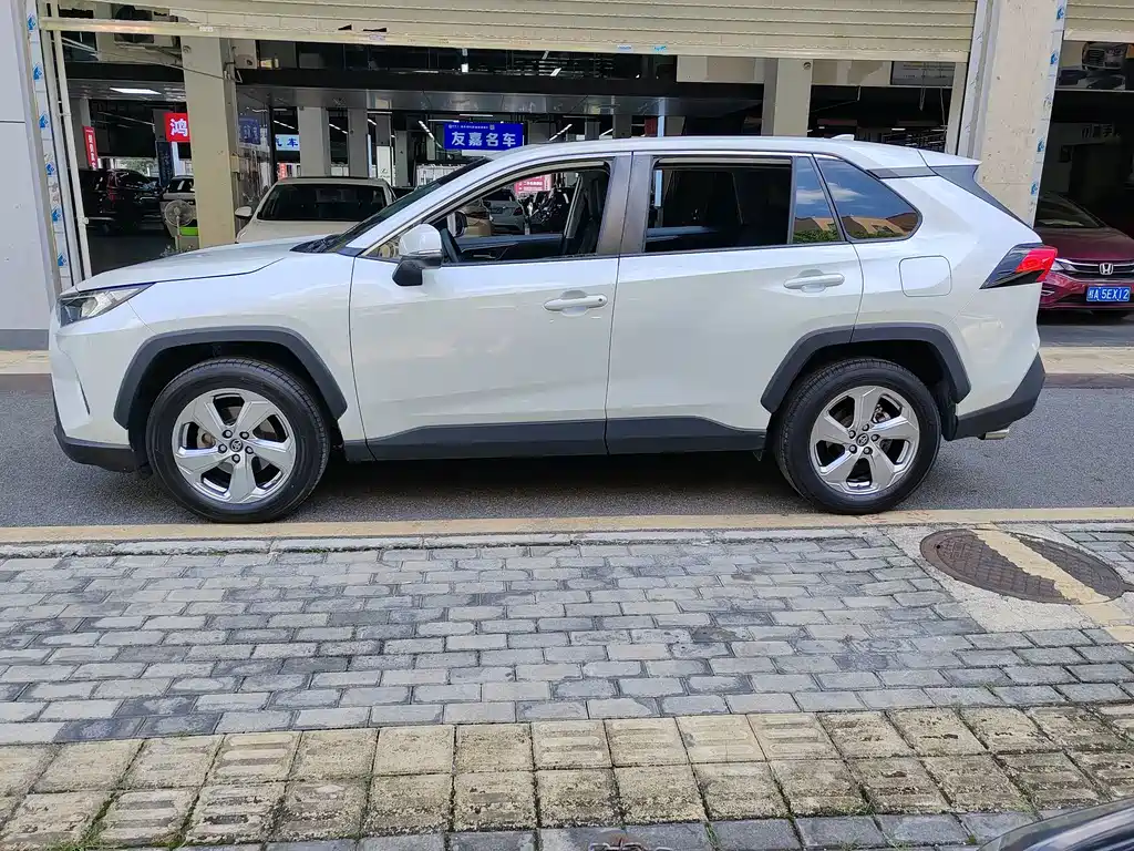Toyota RAV4 — фото 3