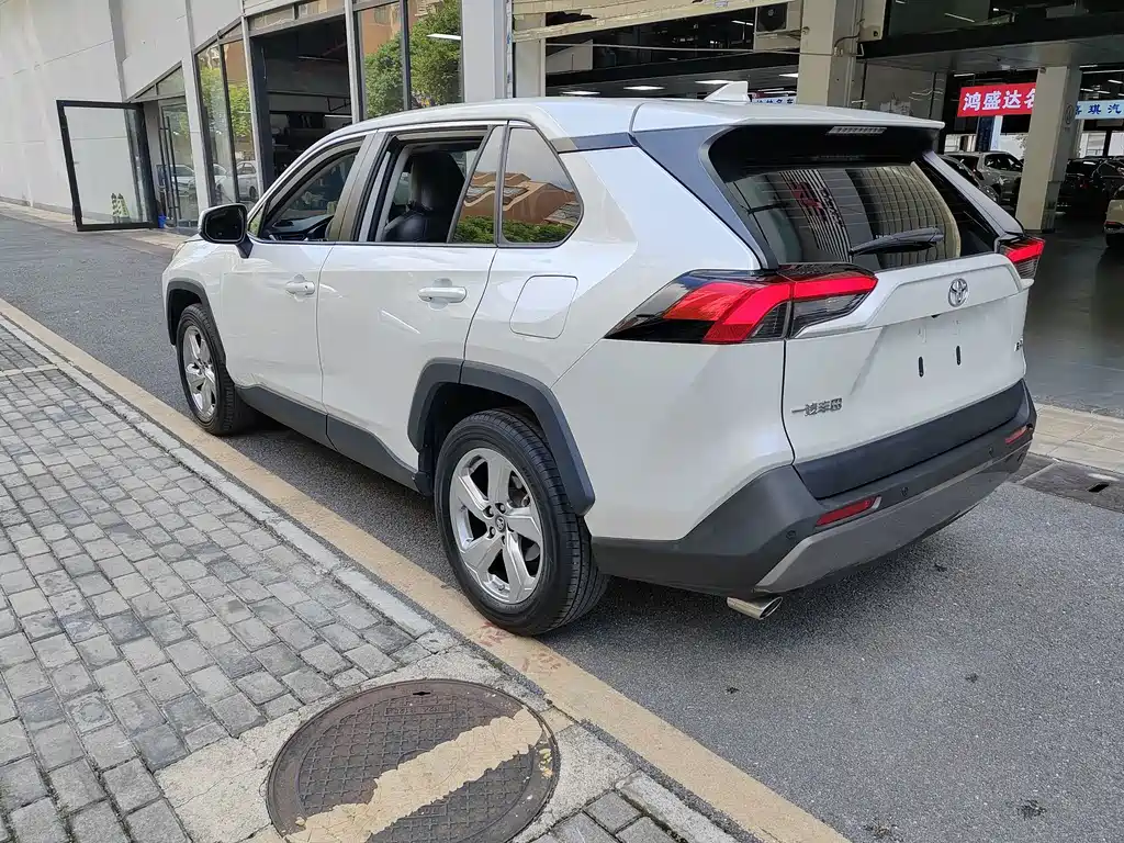 Toyota RAV4 — фото 4