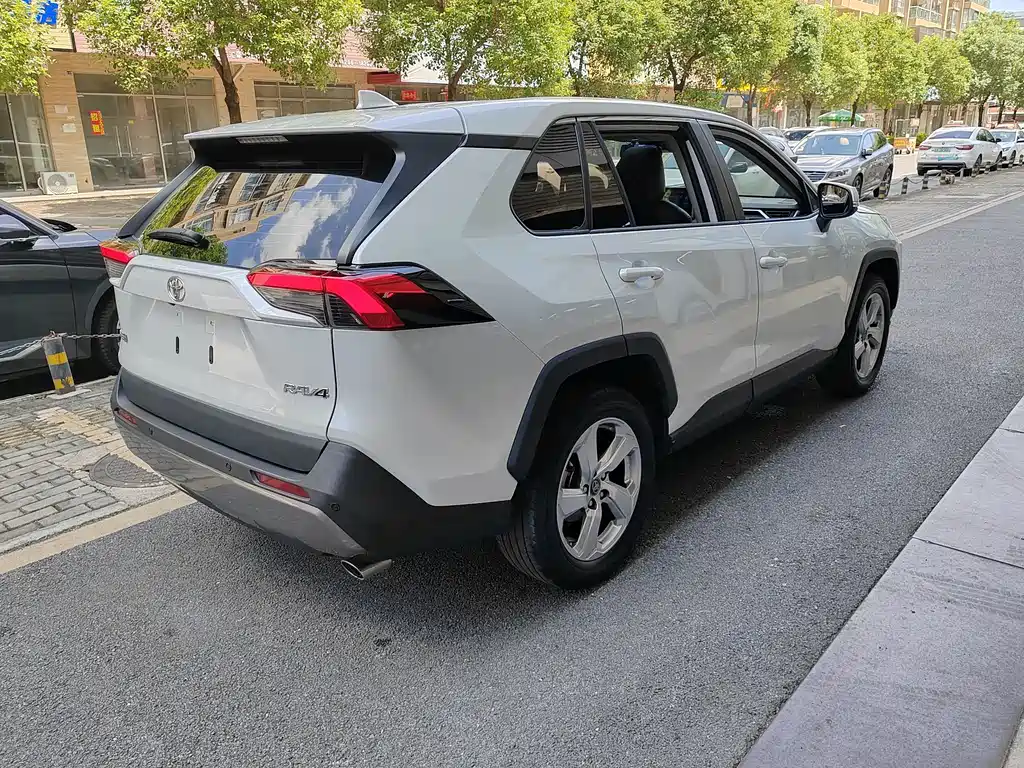 Toyota RAV4 — фото 5