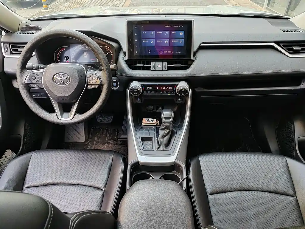Toyota RAV4 — фото 7