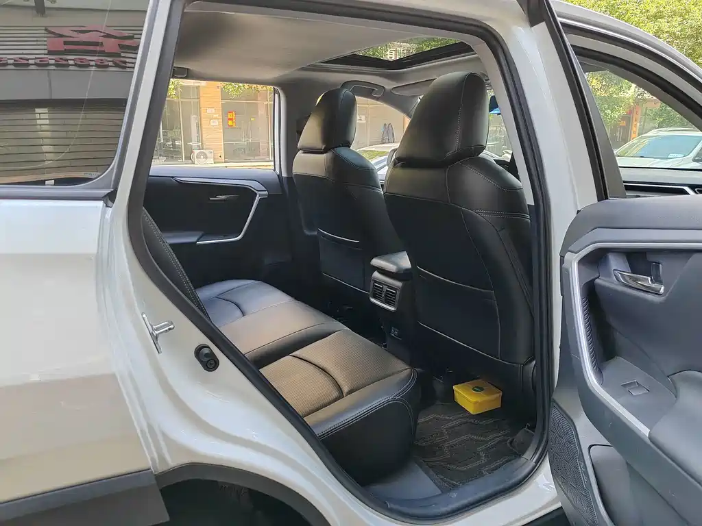 Toyota RAV4 — фото 10