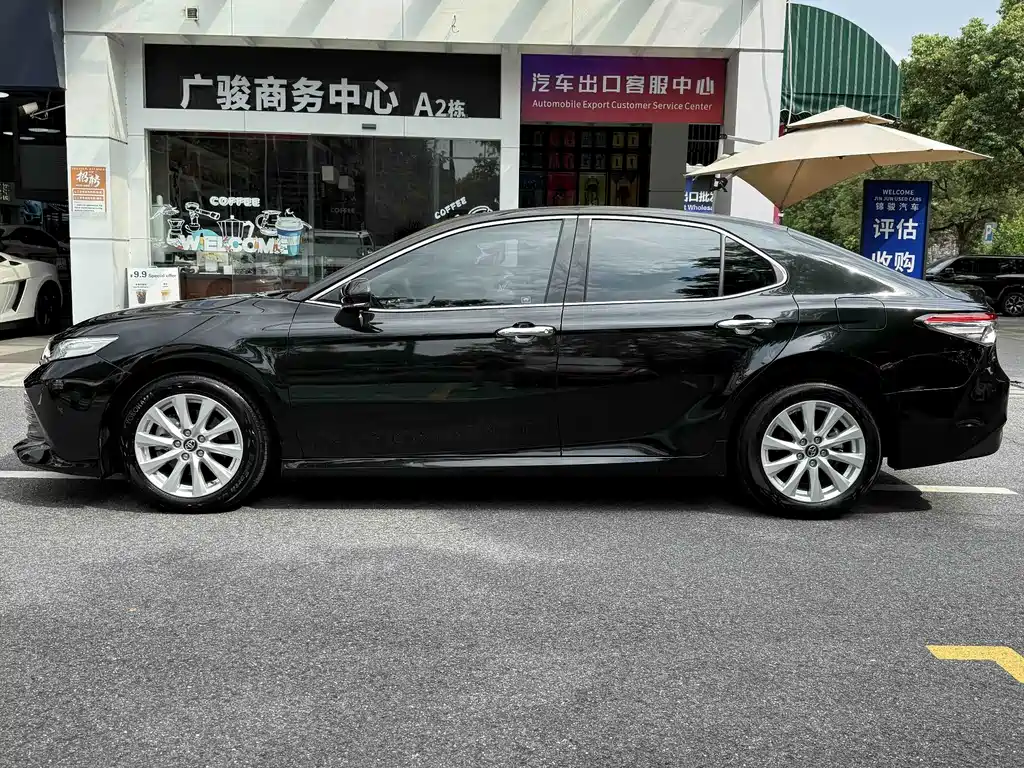 Toyota Camry — фото 10