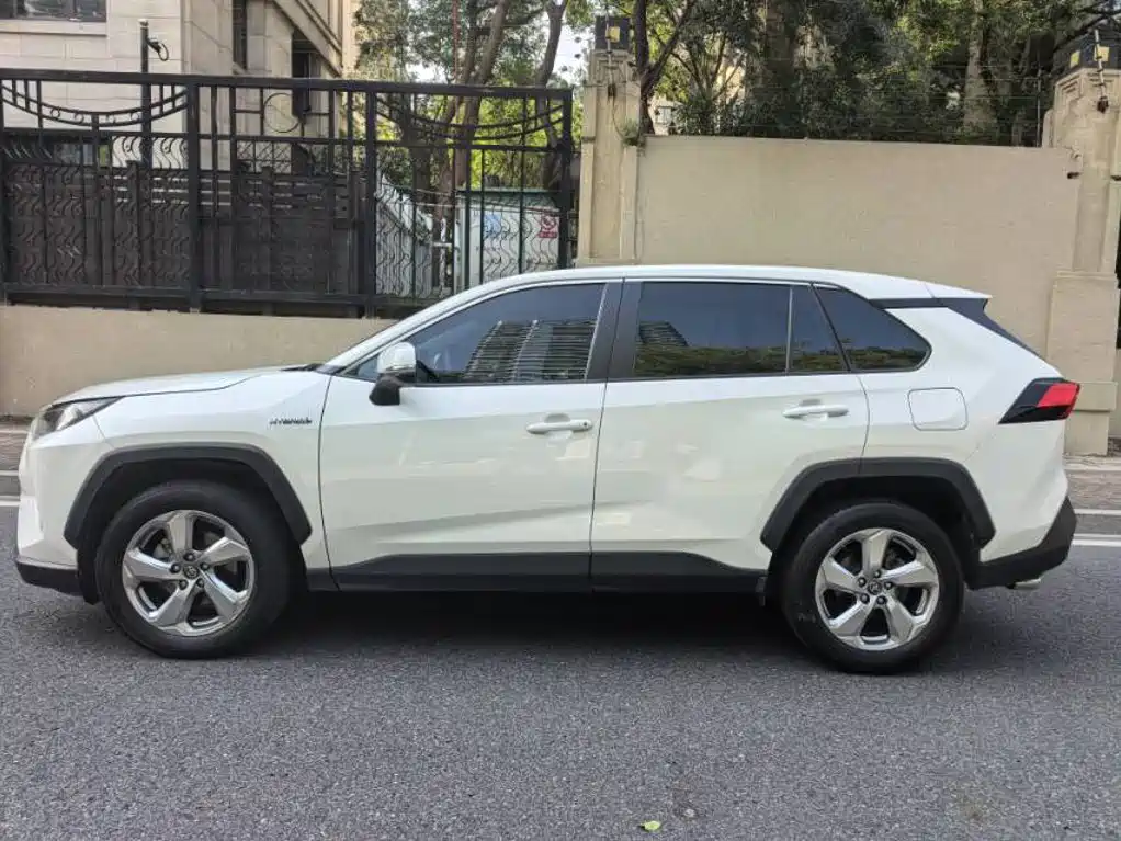 Toyota RAV4 — фото 5