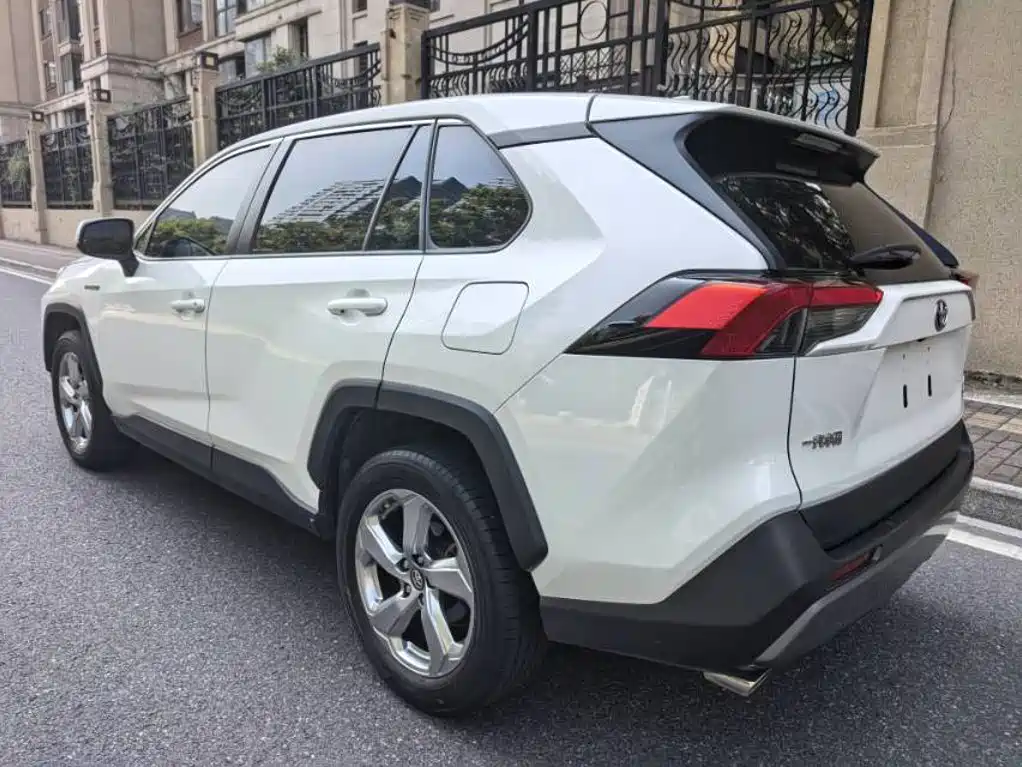 Toyota RAV4 — фото 6