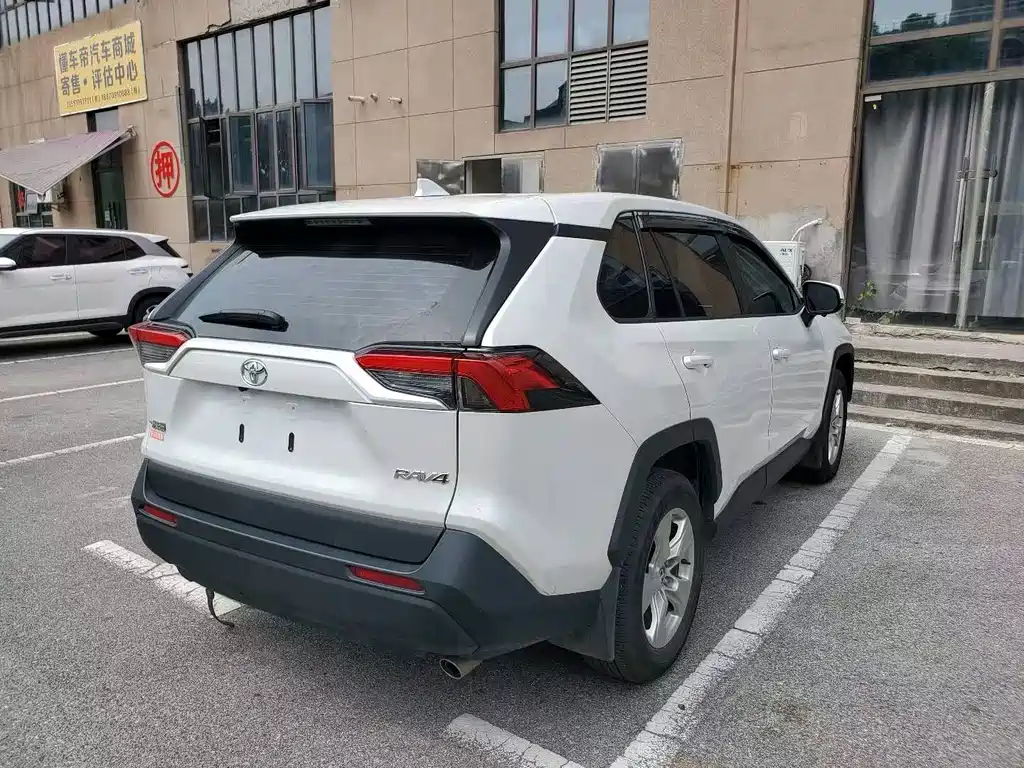 Toyota RAV4 — фото 2