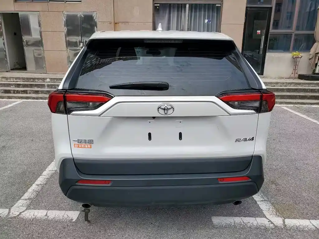 Toyota RAV4 — фото 3