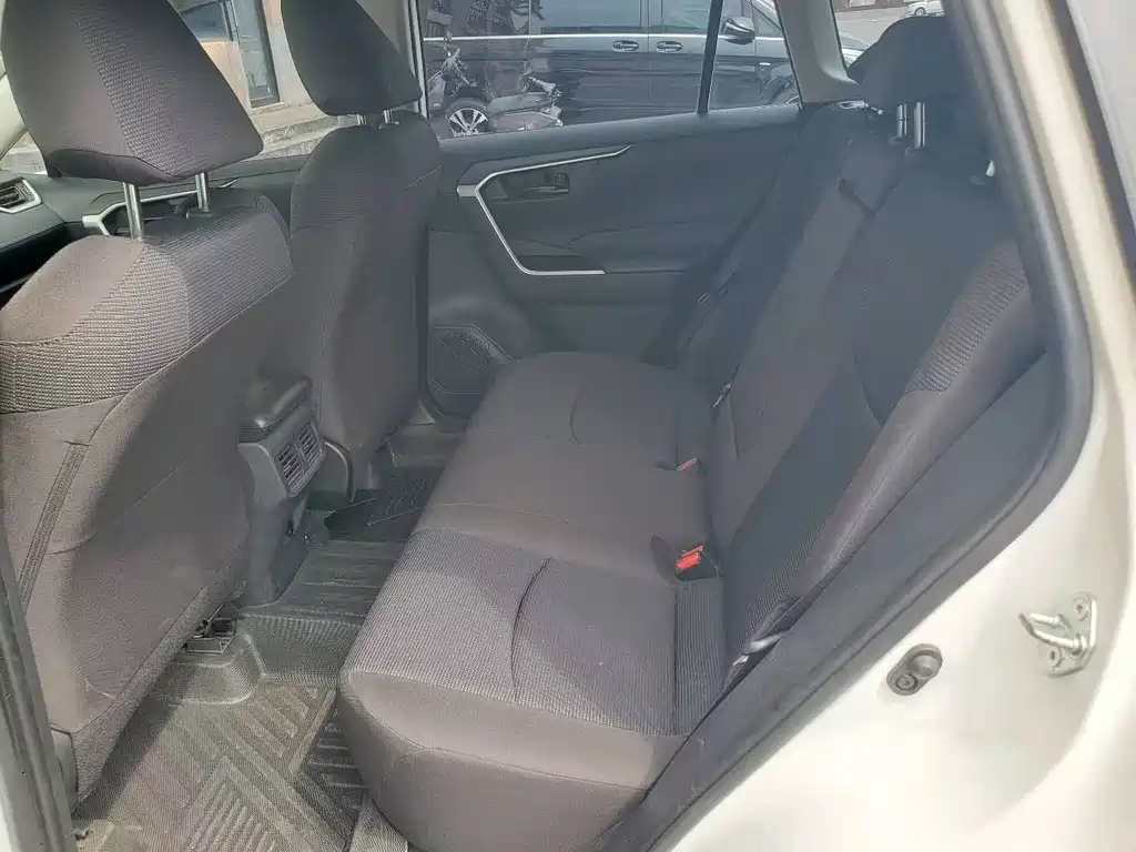 Toyota RAV4 — фото 5
