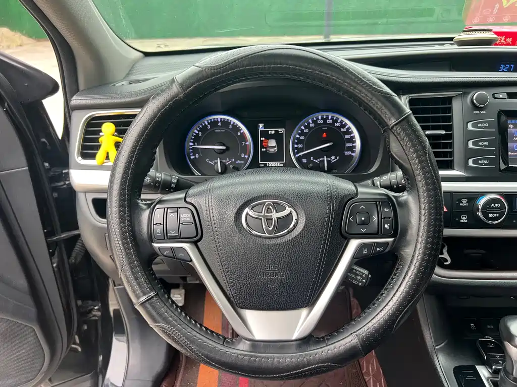 Toyota Highlander — фото 10