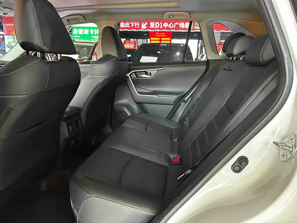 Toyota RAV4 — фото 11