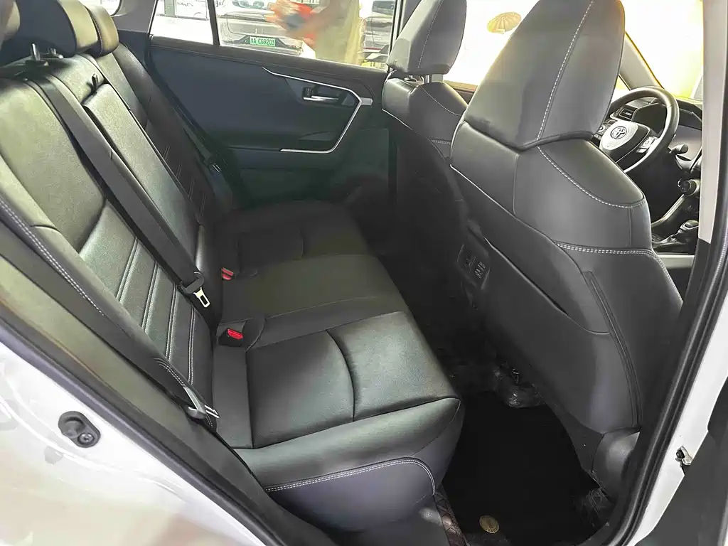 Toyota RAV4 — фото 15