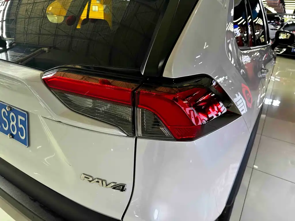 Toyota RAV4 — фото 18