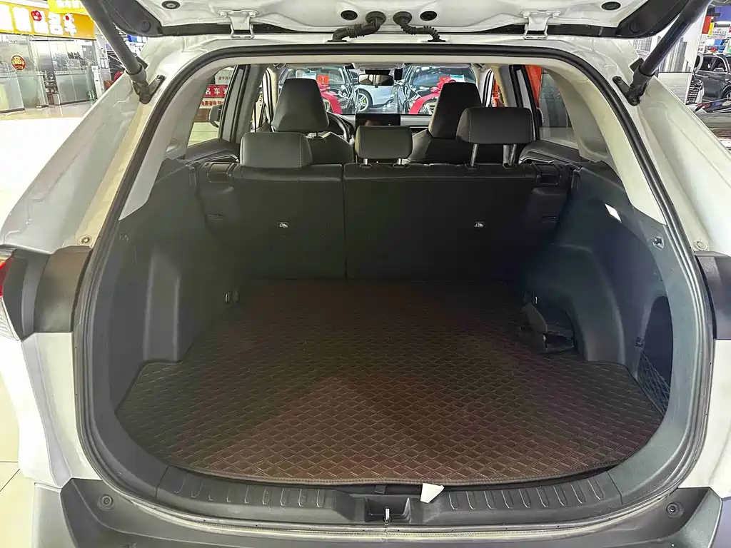 Toyota RAV4 — фото 19