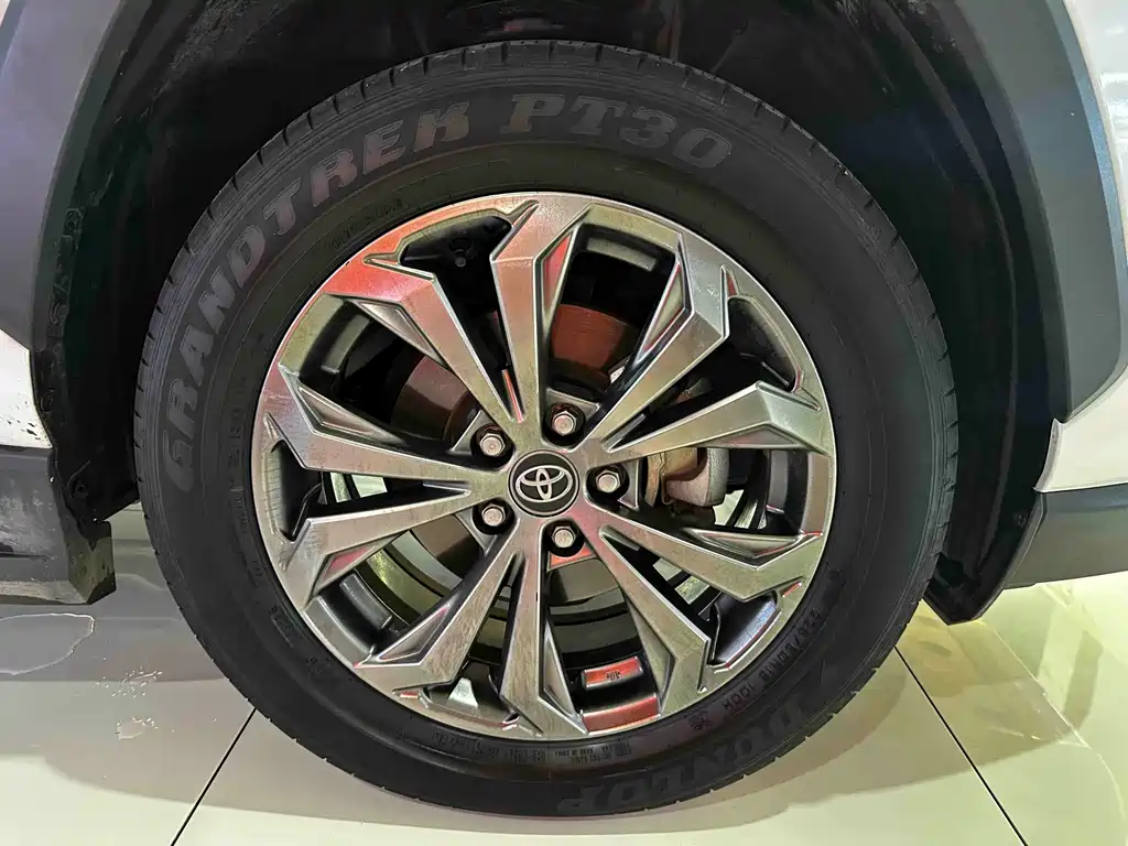 Toyota RAV4 — фото 20
