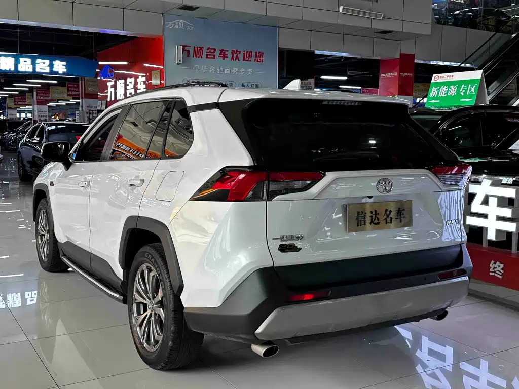 Toyota RAV4 — фото 5