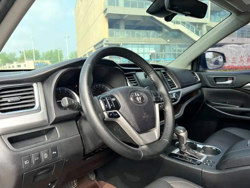Toyota Highlander — фото 11