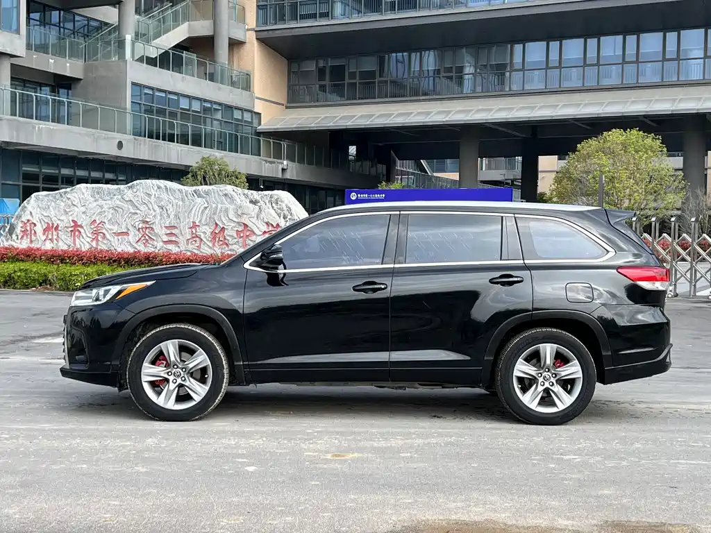Toyota Highlander — фото 8