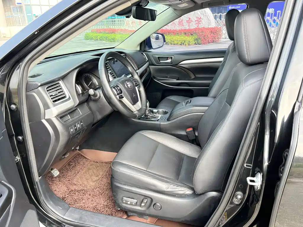 Toyota Highlander — фото 10