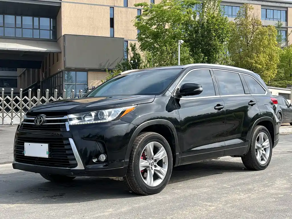 Toyota Highlander — фото 1
