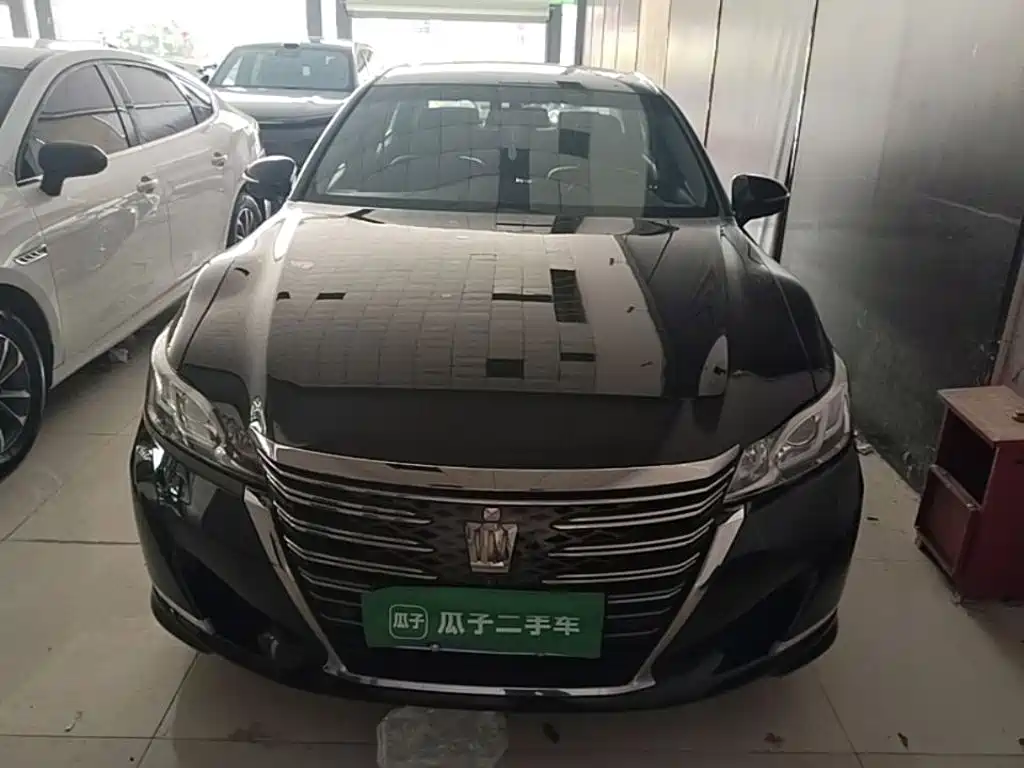 Toyota Crown — фото 2