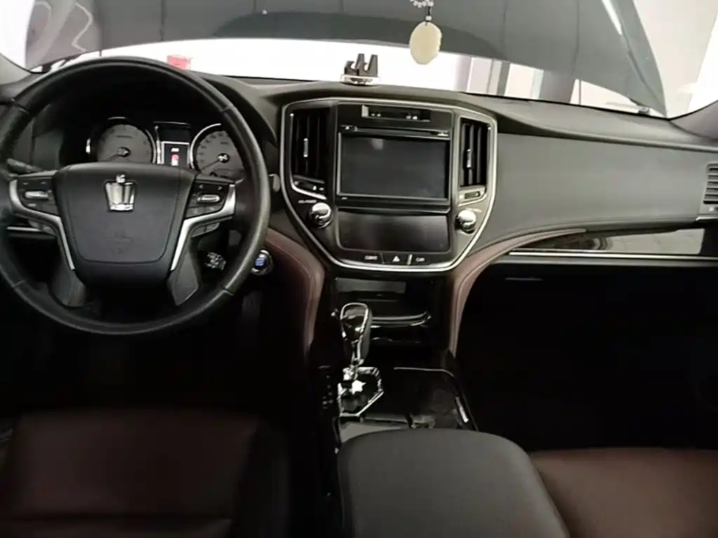 Toyota Crown — фото 11