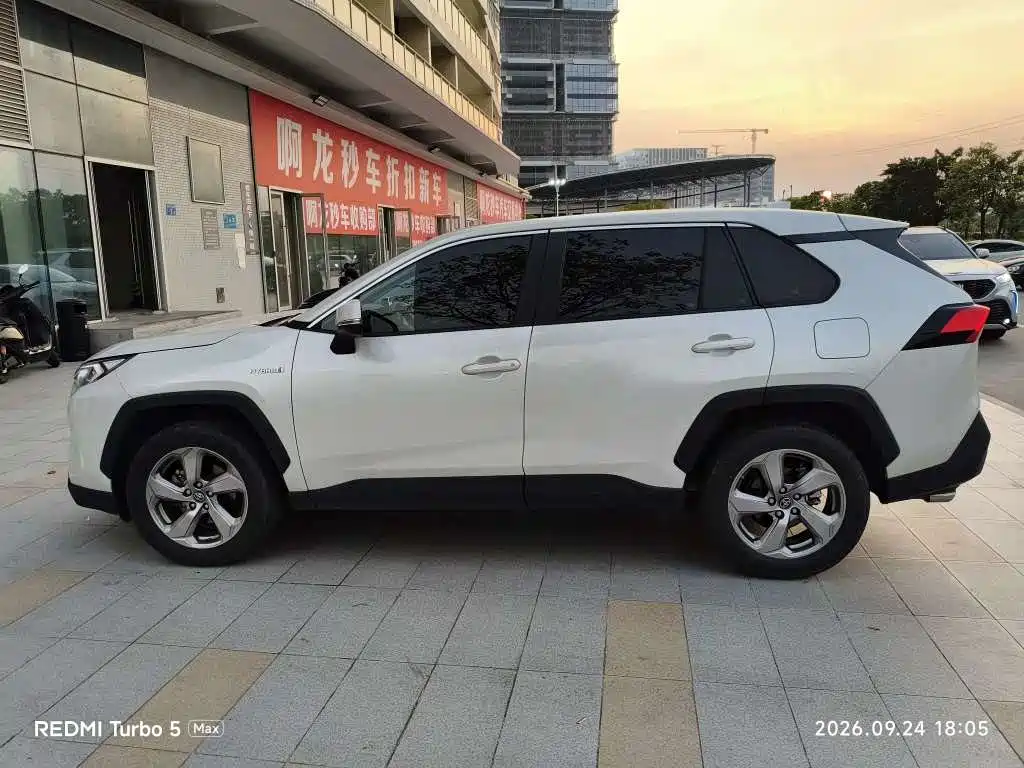 Toyota RAV4 — фото 3