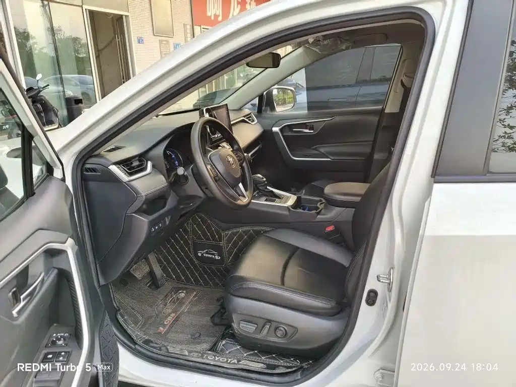 Toyota RAV4 — фото 6