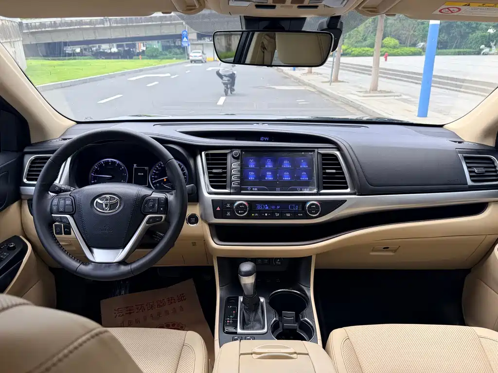 Toyota Highlander — фото 11