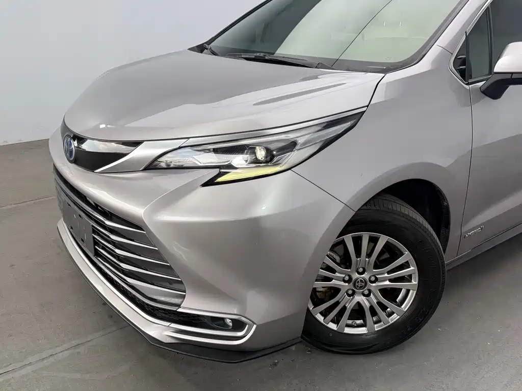 Toyota Sienna — фото 11