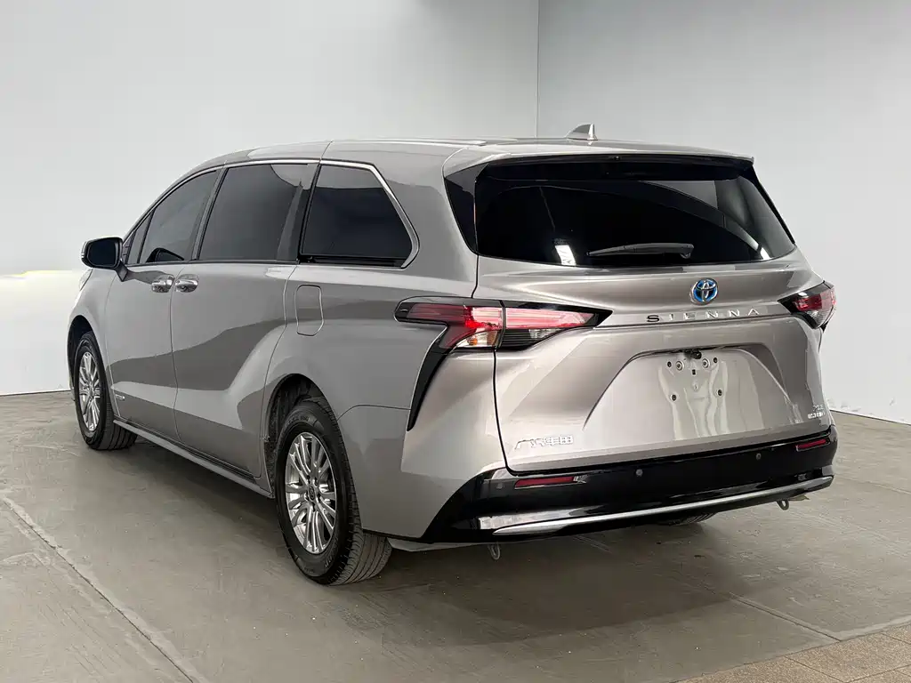 Toyota Sienna — фото 5