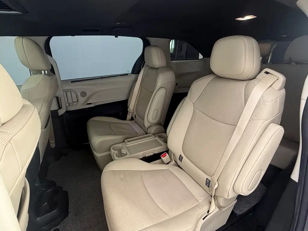 Toyota Sienna — фото 10