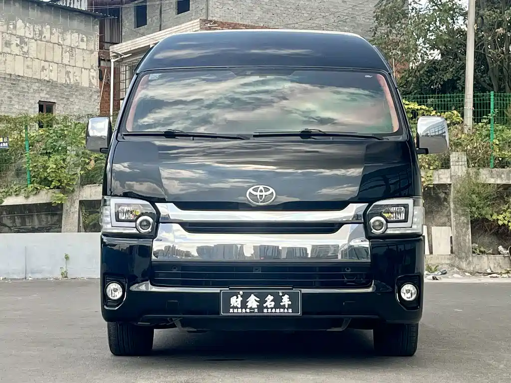 Toyota Hiace — фото 2