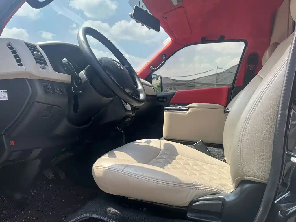 Toyota Hiace — фото 11