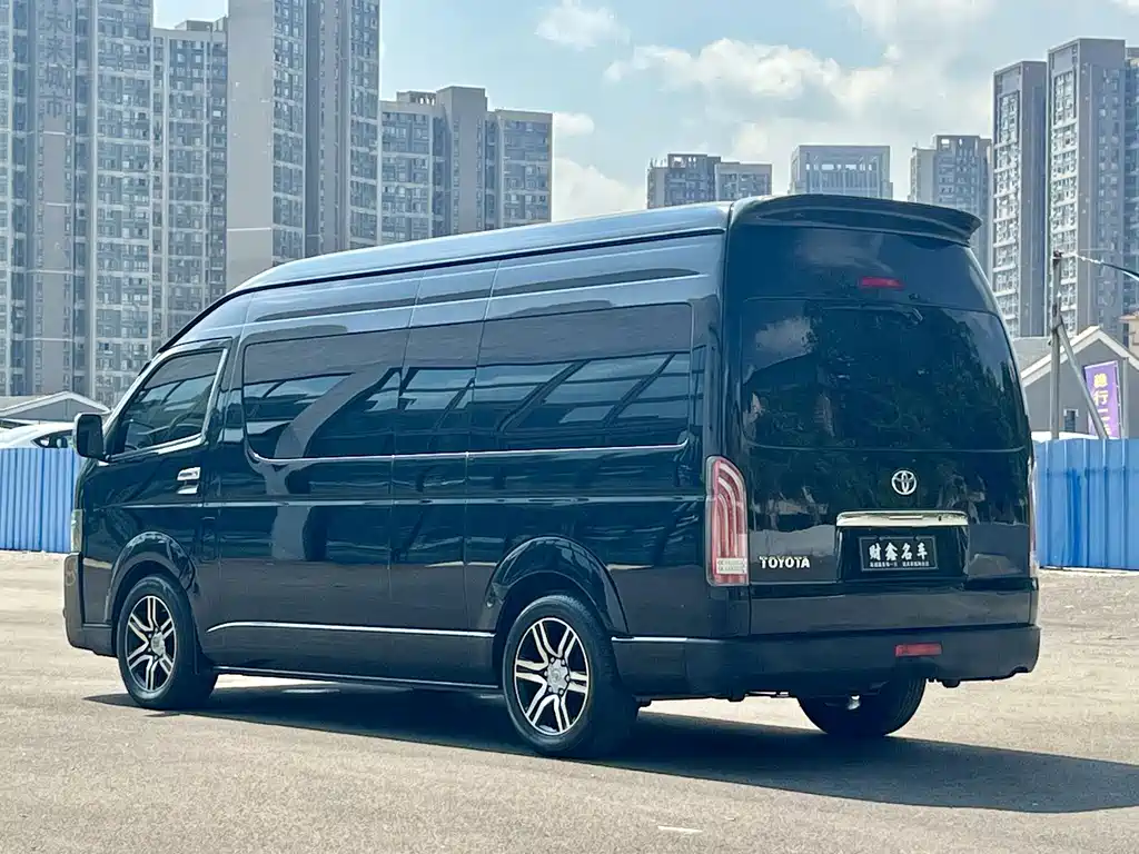Toyota Hiace — фото 13