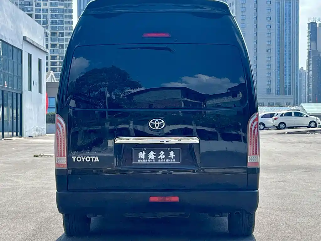 Toyota Hiace — фото 14