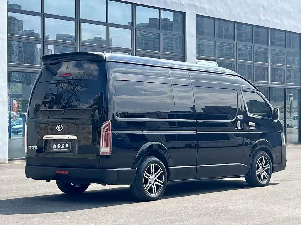Toyota Hiace — фото 15