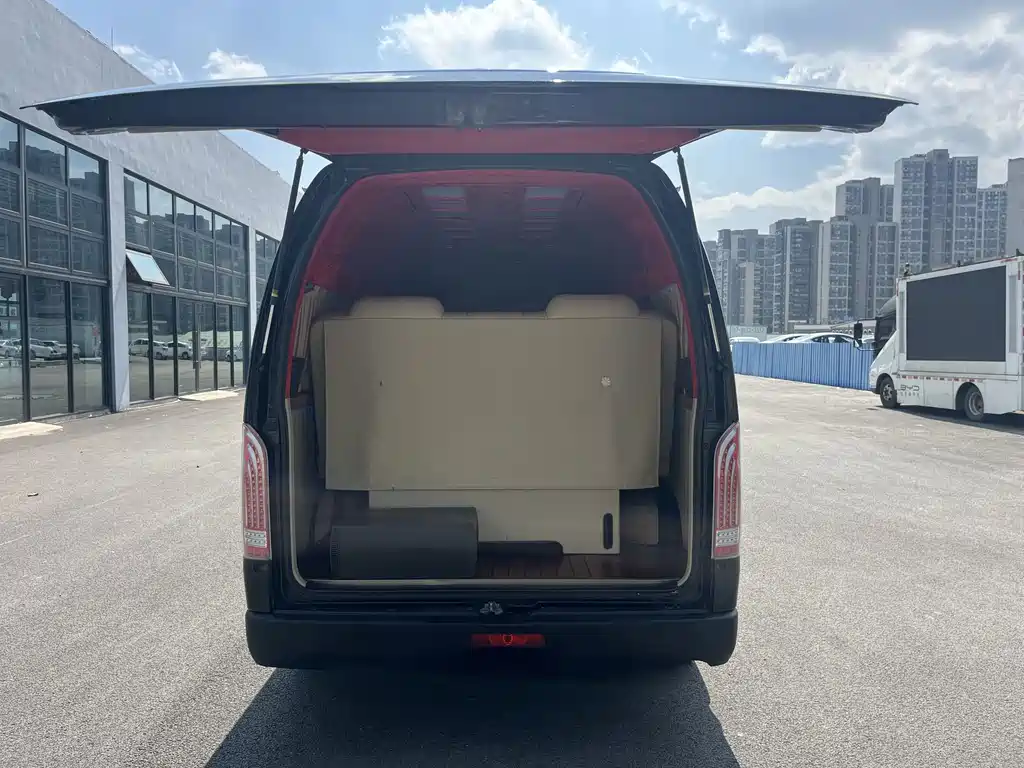 Toyota Hiace — фото 16