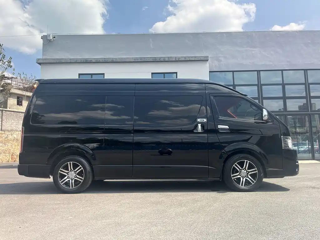 Toyota Hiace — фото 4
