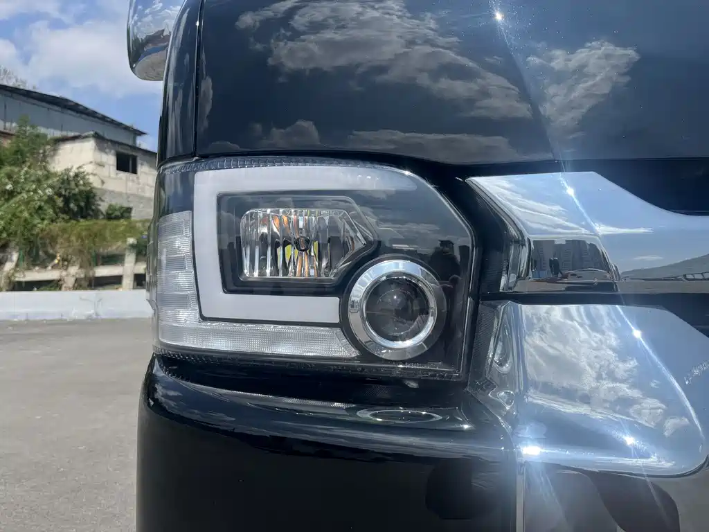 Toyota Hiace — фото 5