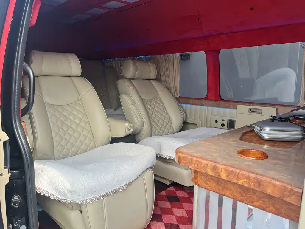 Toyota Hiace — фото 7