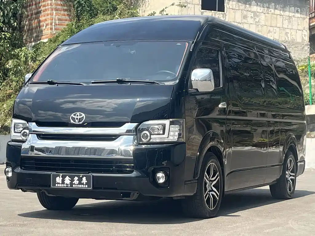 Toyota Hiace — фото 1