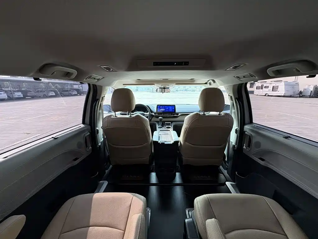 Toyota Sienna — фото 11