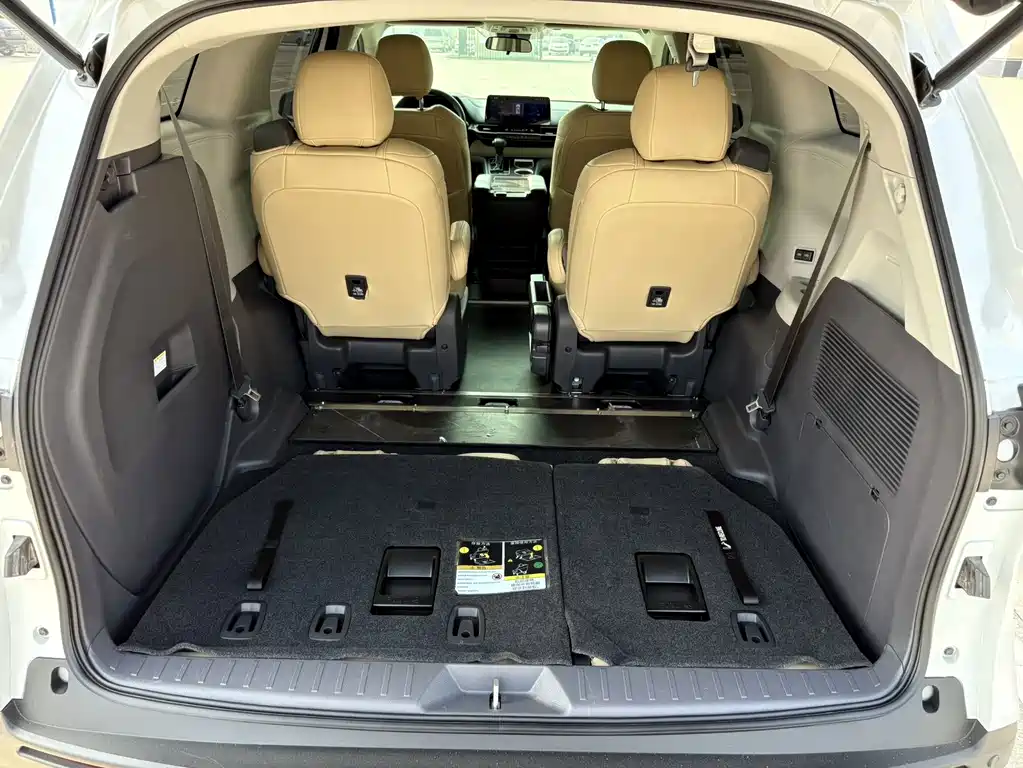 Toyota Sienna — фото 14