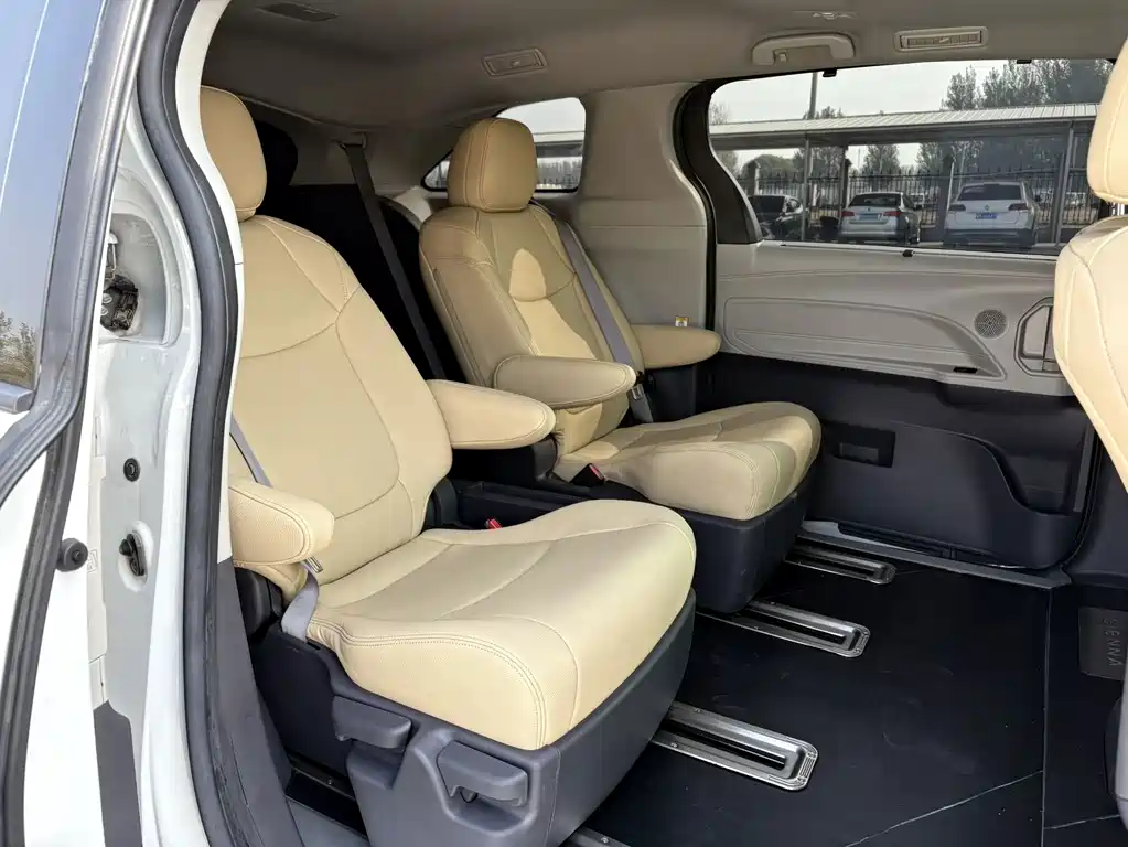 Toyota Sienna — фото 15