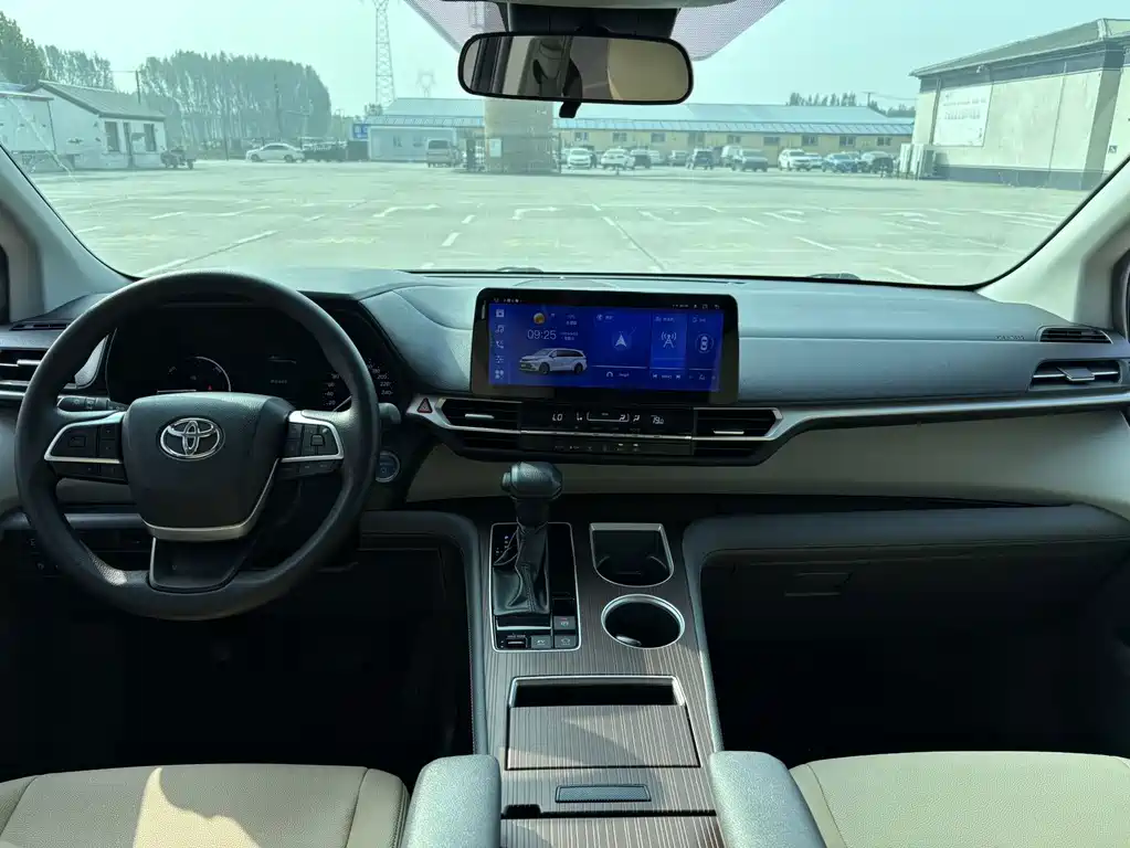 Toyota Sienna — фото 16
